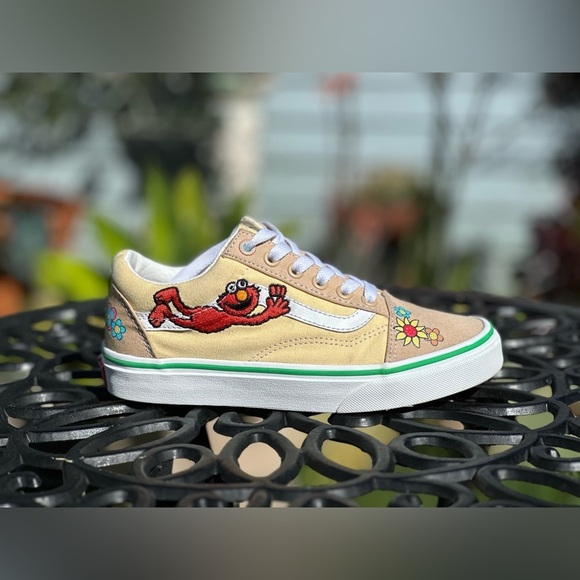 Vans x Sesame Street — Old Skool “Elmo” Sneakers - Picture 5 of 9